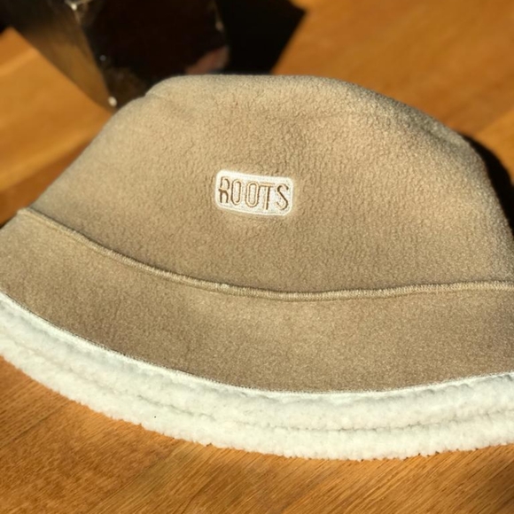 Roots Accessories - Vintage ROOTS bucket hat